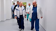 Wladimir Putin mit dem Klinikleiter