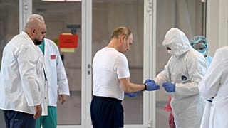 Rusya Devlet Başkanı Vladimir Putin, Covid-19 hastalarının tedavi edildiği hastanede