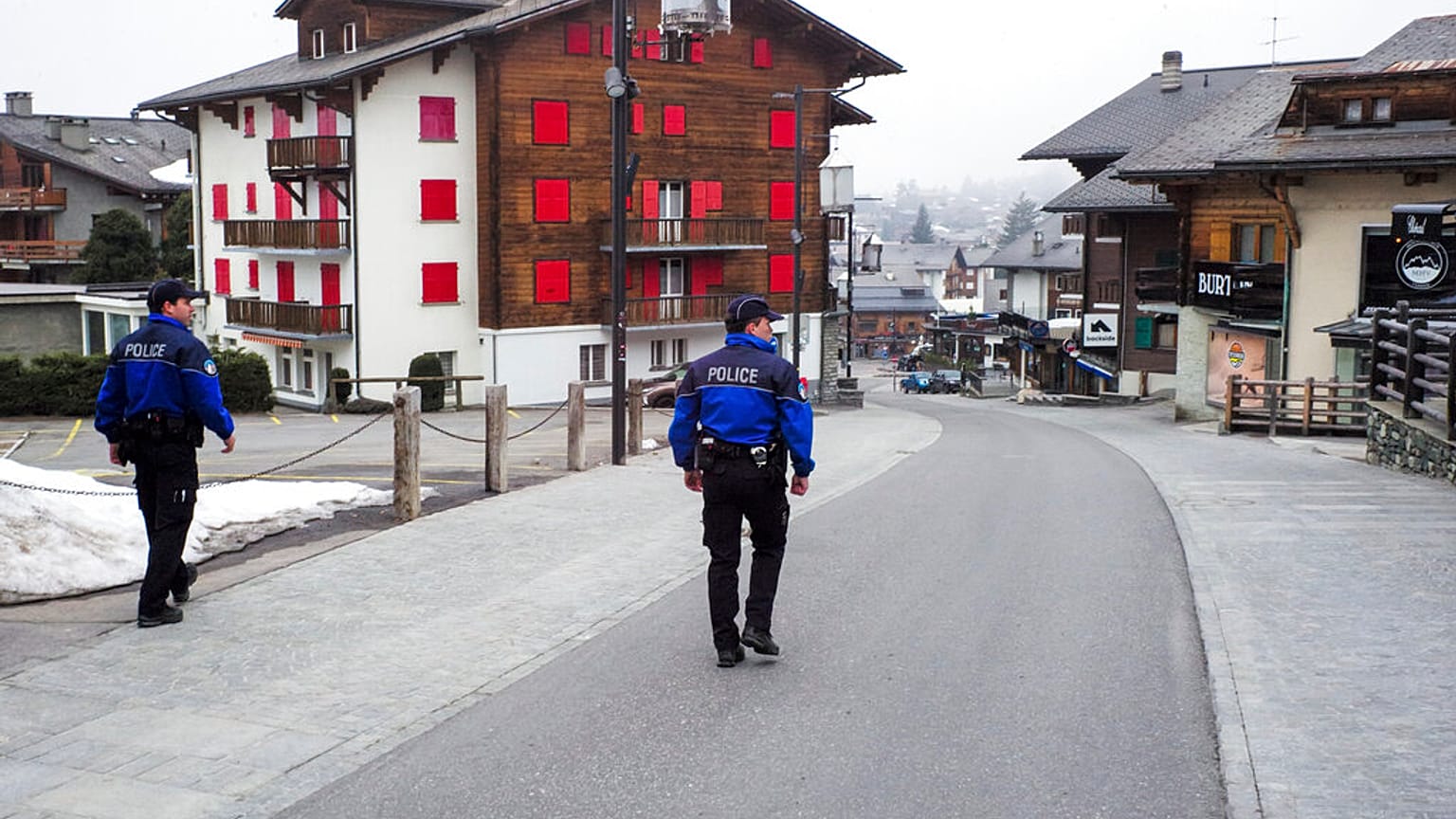 Schweizer Polizeiwagen patrouilliert in einer leeren Straße von Verbier, Schweiz während der Coronavirus-Pandemie, 24.03.2020