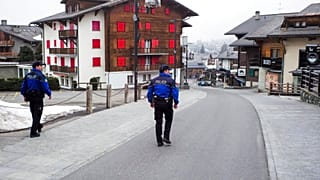 Schweizer Polizeiwagen patrouilliert in einer leeren Straße von Verbier, Schweiz während der Coronavirus-Pandemie, 24.03.2020