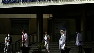 أعضاء فريق طبي يحتجون امام مستشفى شمال إسبانيا طالبين مزيد الحماية والتجهيزات - 202003/20