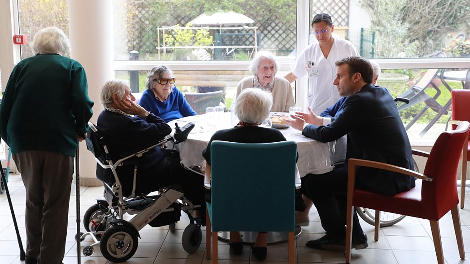 El president Emmanuel Macron durante una visita a una residencia de París el pasado 6 de marzo. 