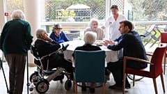 El president Emmanuel Macron durante una visita a una residencia de París el pasado 6 de marzo. 