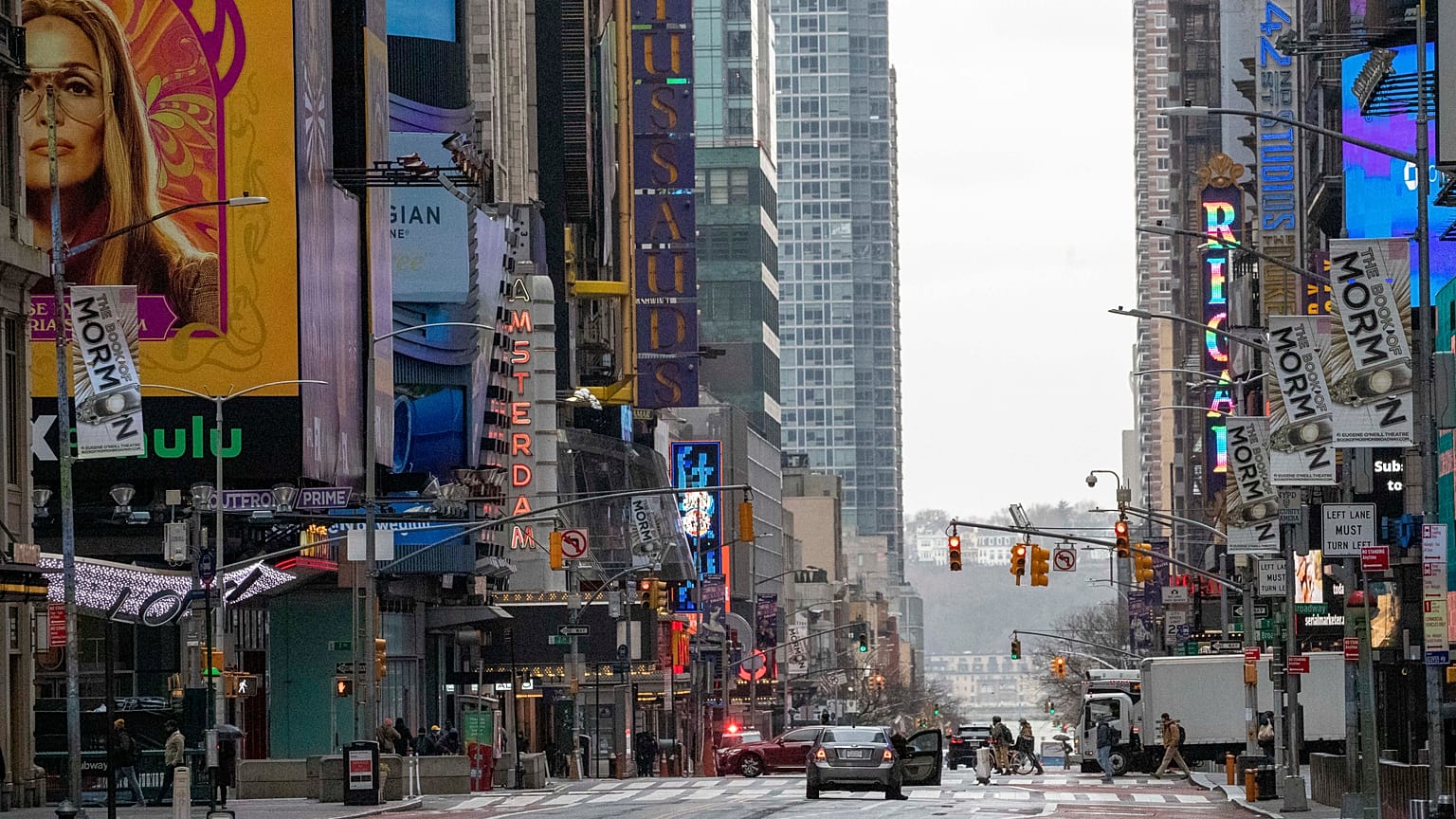 ABD'de koronavirüs salgının merkezi haline gelen New York kenti. 42. Cadde 