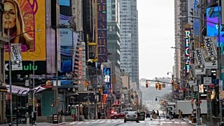 ABD'de koronavirüs salgının merkezi haline gelen New York kenti. 42. Cadde 