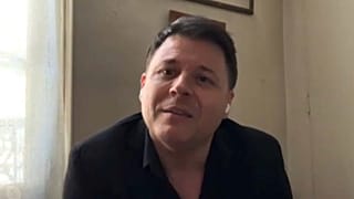 Tenor francês oferece serenatas aos vizinhos parisienses