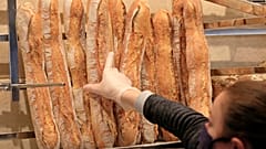 بائعة في مخبزة في باريس تحمل قناعا - 2020/03/23