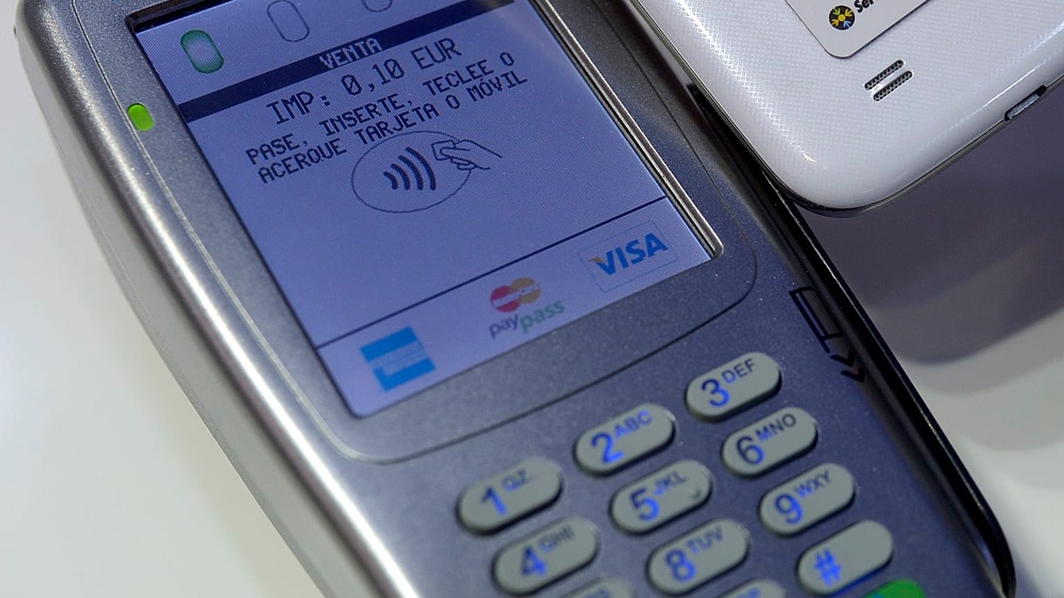 A man uses the Visa Contactless