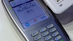 A man uses the Visa Contactless