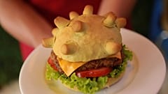 Vietnamlı lokanta sahibi, koronavirüs şeklinde hamburger ekmeği yaparak müşteri çekmeye çalışıyor