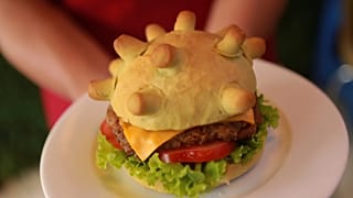Vietnamlı lokanta sahibi, koronavirüs şeklinde hamburger ekmeği yaparak müşteri çekmeye çalışıyor