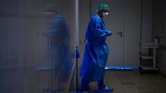 Védőruhás orvos lép be az elkülönítőbe, Országos Korányi Pulmonológiai Intézet, Budapest