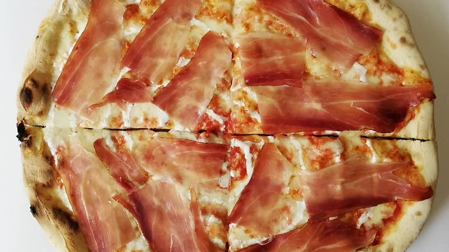 Szerbia: ingyen szendvicset osztó pizzériára figyelt fel a tévé mellett az adóhatóság – bezáratták