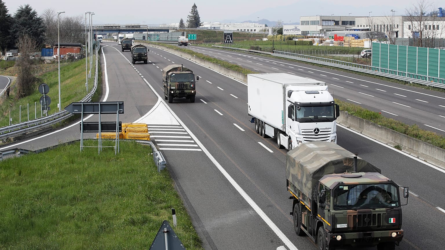 COVID-19: un convoy con médicos rusos llega a Lombardía para contener la propagación del virus