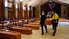 Continua o armazenamento de mortos em Bérgamo a aguardar funerais longe das famílias