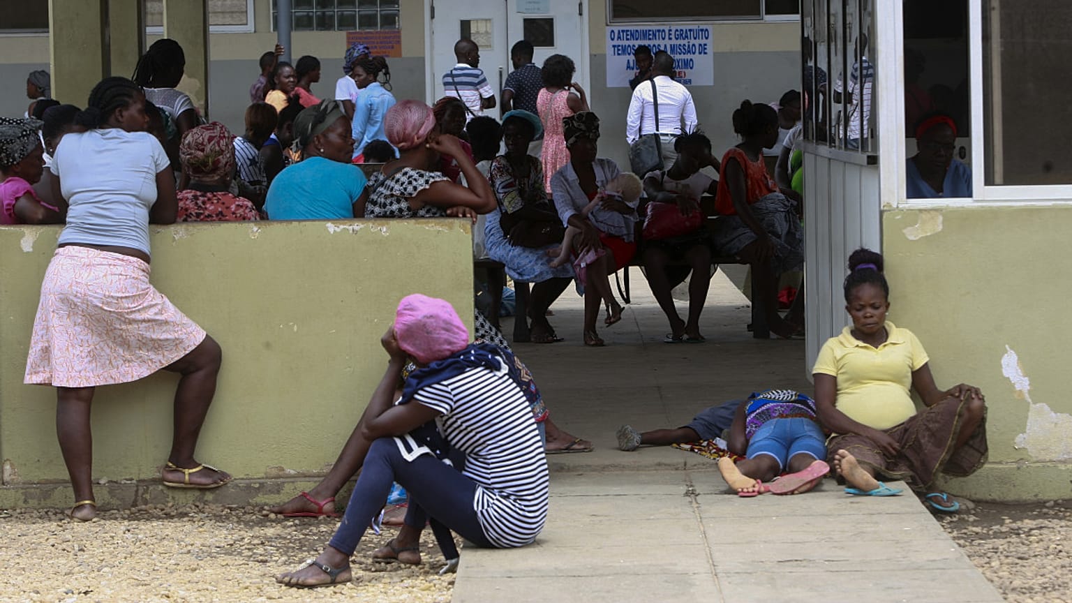 Entrada de um hospital de Luanda, Angola