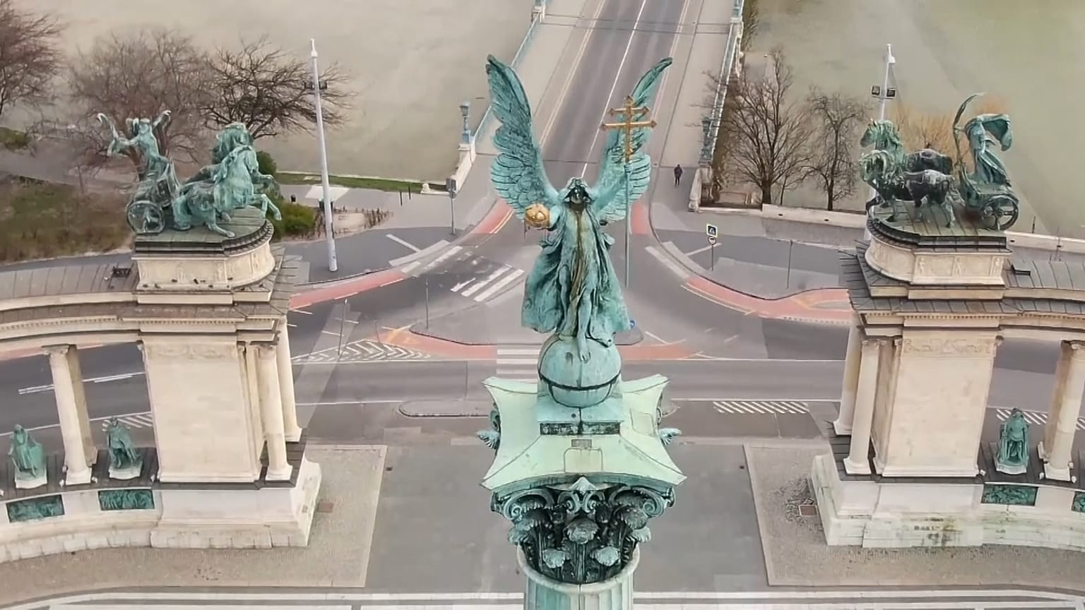 Strade, negozi e monumenti: chiuse le città del mondo