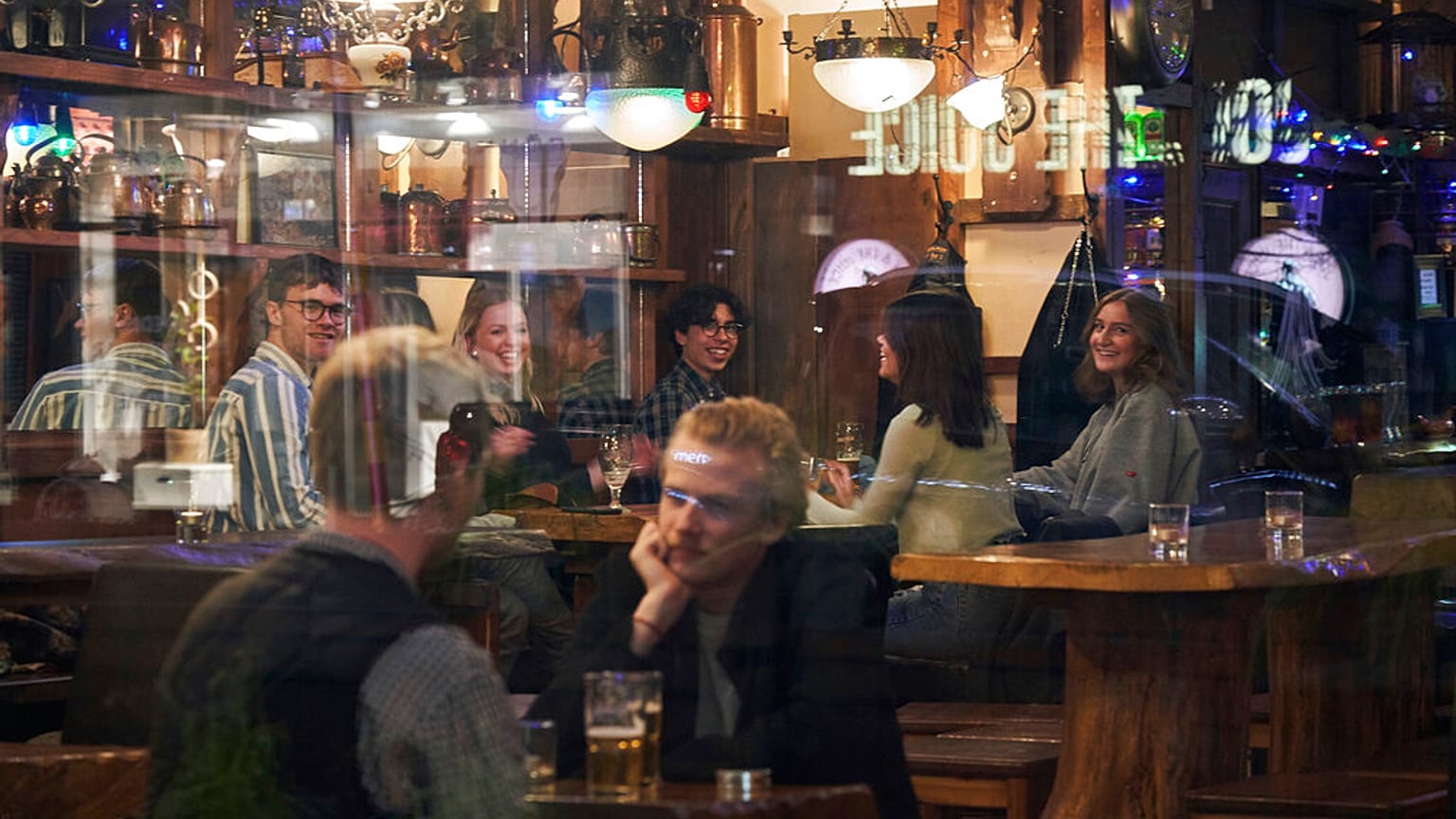 La gente se sienta en un bar en Estocolmo, el miércoles 25 de marzo de 2020. Las calles de la capital de Suecia son tranquilas pero no desiertas.