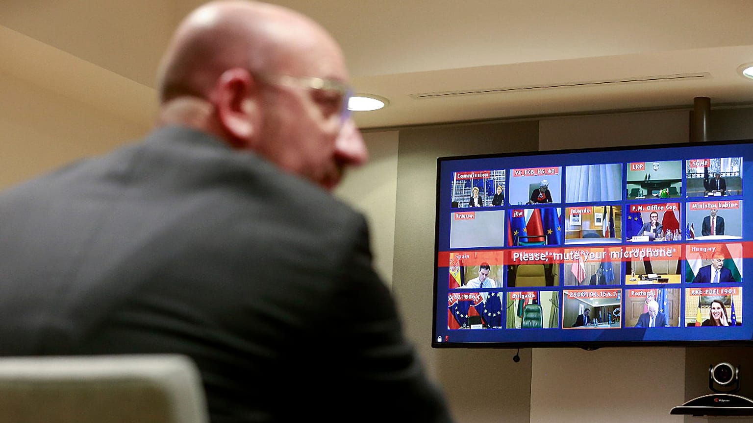 Charles Michel presidiu a um tenso Conselho Europeu por videoconferência