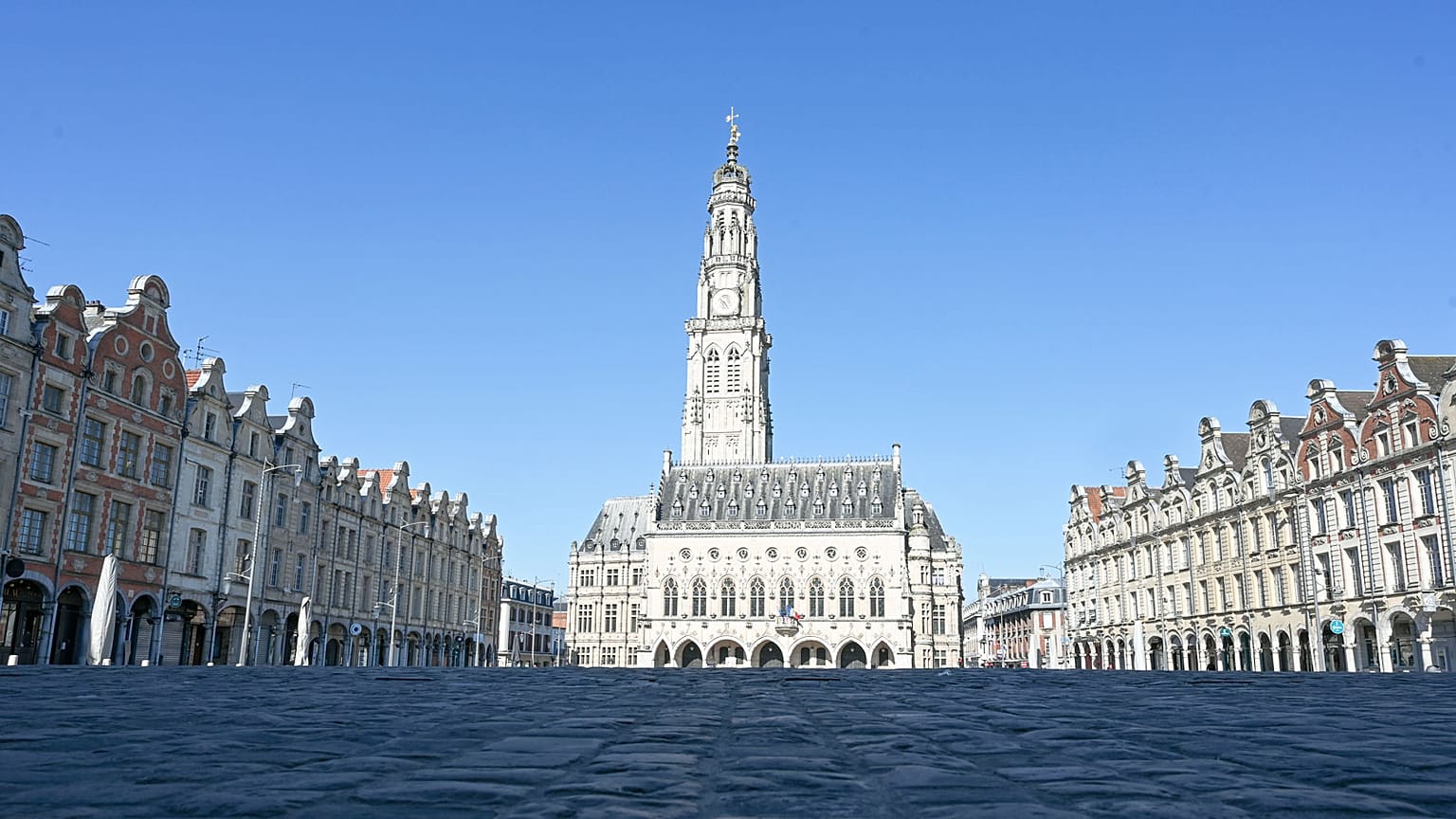 La place des Héros déserte à Arras, dans le nord de la France, le 26 mars 2020. 