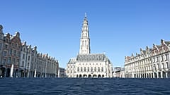 La place des Héros déserte à Arras, dans le nord de la France, le 26 mars 2020. 