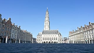 La place des Héros déserte à Arras, dans le nord de la France, le 26 mars 2020. 