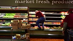 ABD'de bir market, müşterinin üzerine öksürdüğü 35 bin dolarlık ürünü Covid 19 şüphesiyle çöpe attı