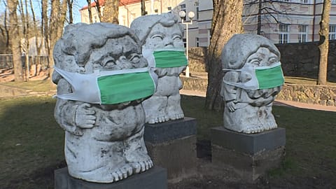Litauen: Auch Standbilder mit Maske
