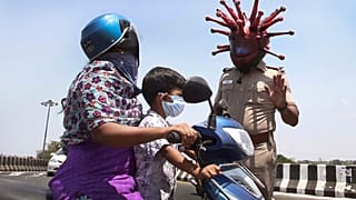 Hindistan polisinden Covid-19 duyarlılığını artırmak için virüs maskeli uyarı