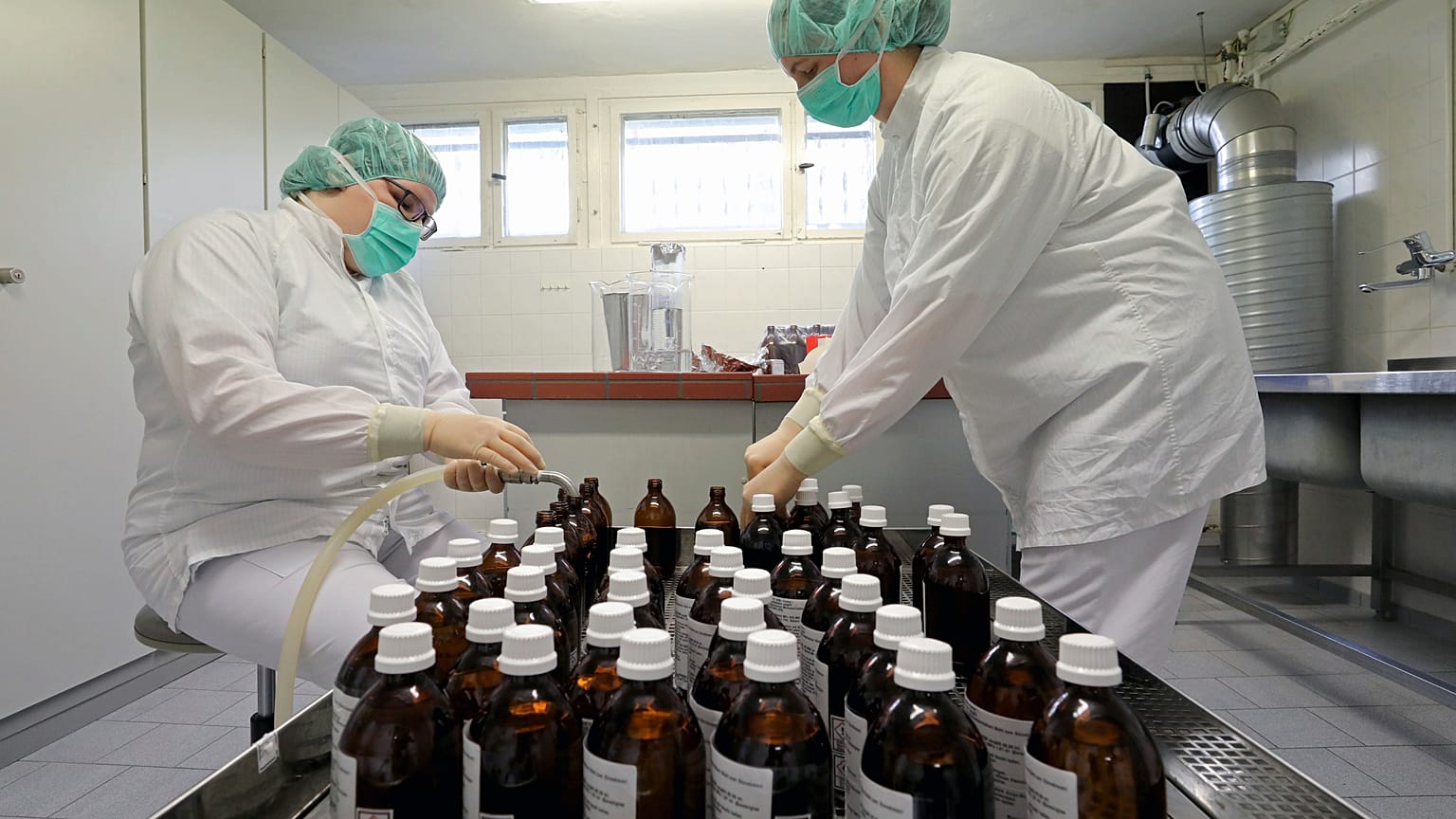 Los peligros de automedicarse contra el coronavirus: primeras víctimas por la cloroquina