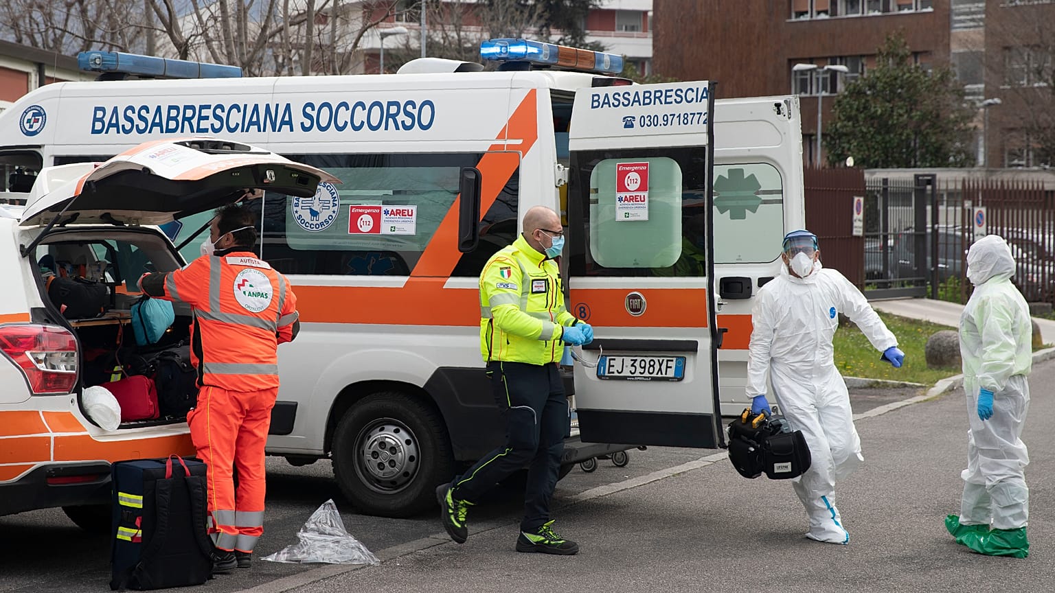 Une équipe médicale se prépare à recevoir un malade transféré par hélicoptère à l'hôpital de Brescia, en Lombardie, le 27 mars 2020