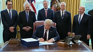 Coronavirus : en pleine crise sanitaire, Donald Trump promulgue le plan de relance