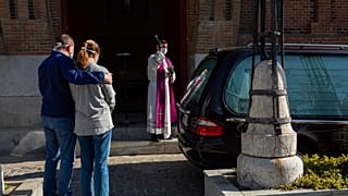 Funeral em Madrid de uma vítima associada à pandemia à Covid-19