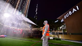 عامل بلدية يقوم يتعقيم المرافق العامة في دبي تفاديا لانتشار فيروس كورونا فيما عم الإغلاق جميع دولة الإمارات. 27/03/2020