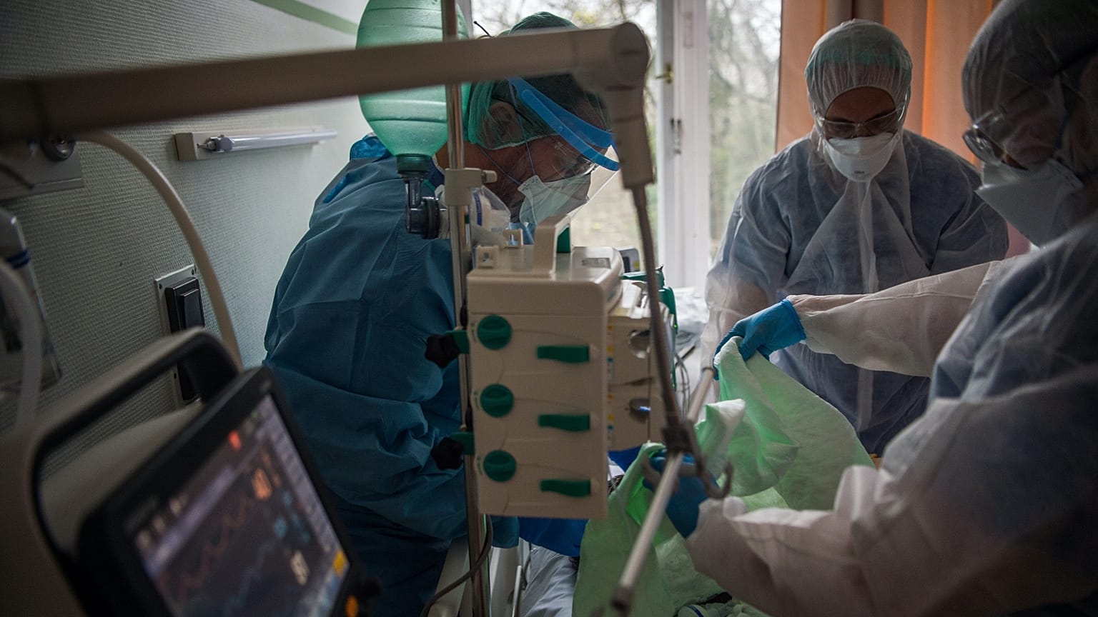 Orvosok és ápolók egy koronavírussal fertőzött beteget látnak el az országos pulmonológiai Intézetben
