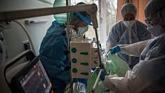 Orvosok és ápolók egy koronavírussal fertőzött beteget látnak el az országos pulmonológiai Intézetben