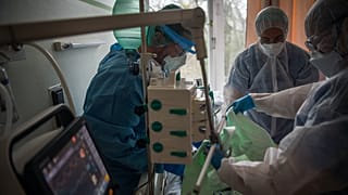 Orvosok és ápolók egy koronavírussal fertőzött beteget látnak el az országos pulmonológiai Intézetben