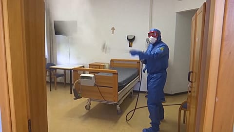 Russische Spezialisten desinfizieren Seniorenheim in Italien