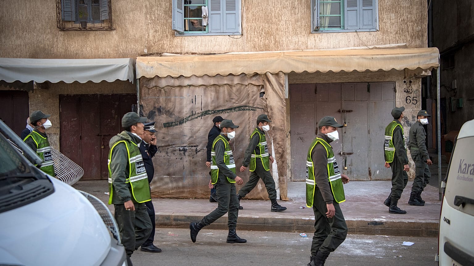 أفراد أمن من وزراة الداخلية في دورية راجلة في حي التقدم بالعاصمة الرباط لفرض الإغلاق بسبب وباء كورونا. 27/03/2020