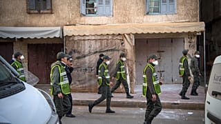 أفراد أمن من وزراة الداخلية في دورية راجلة في حي التقدم بالعاصمة الرباط لفرض الإغلاق بسبب وباء كورونا. 27/03/2020