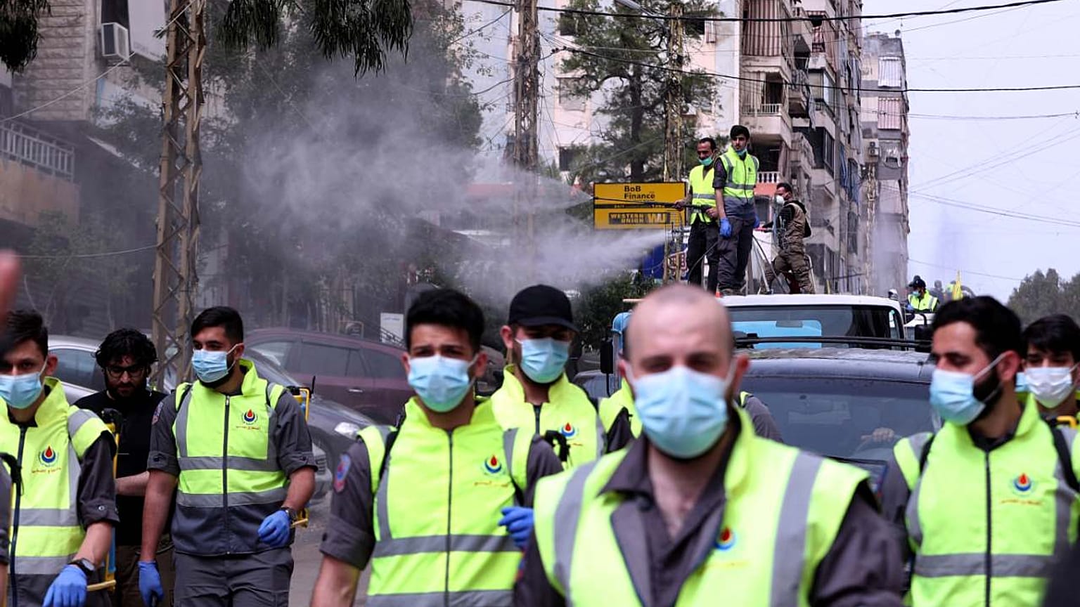 شاهد: حزب الله اللبناني يتجنّد بالآلاف في مواجهة كورونا بتطهير الضاحية الجنوبية 