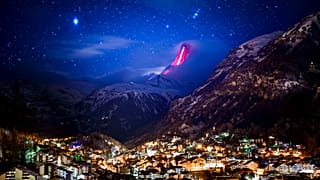 Im Auftrag von Zermatt beleuchtet Lichtkünstler Gerry Hofstetter das Matterhorn mit Botschaften der Hoffnung.
