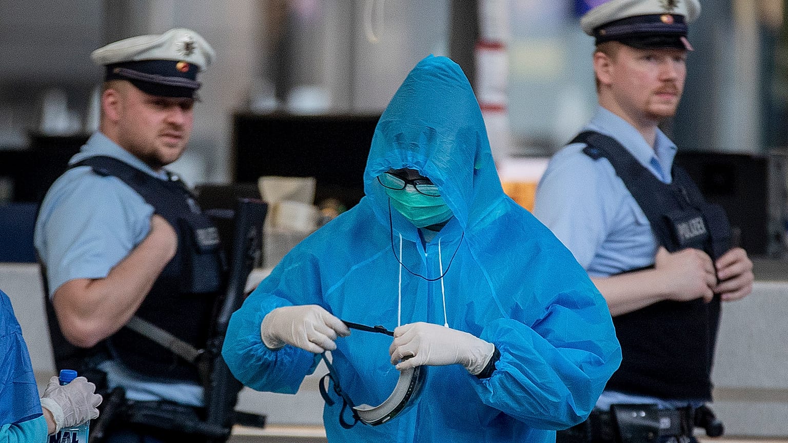 Polizisten am Flughafen (Aufnahme aus dem März 2020)