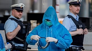 Polizisten am Flughafen (Aufnahme aus dem März 2020)
