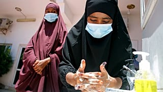 امرأة صومالية تغسل يديها بالماء الصابون خلال حملة توعية حول فيروس كورونا. 19/03/2020