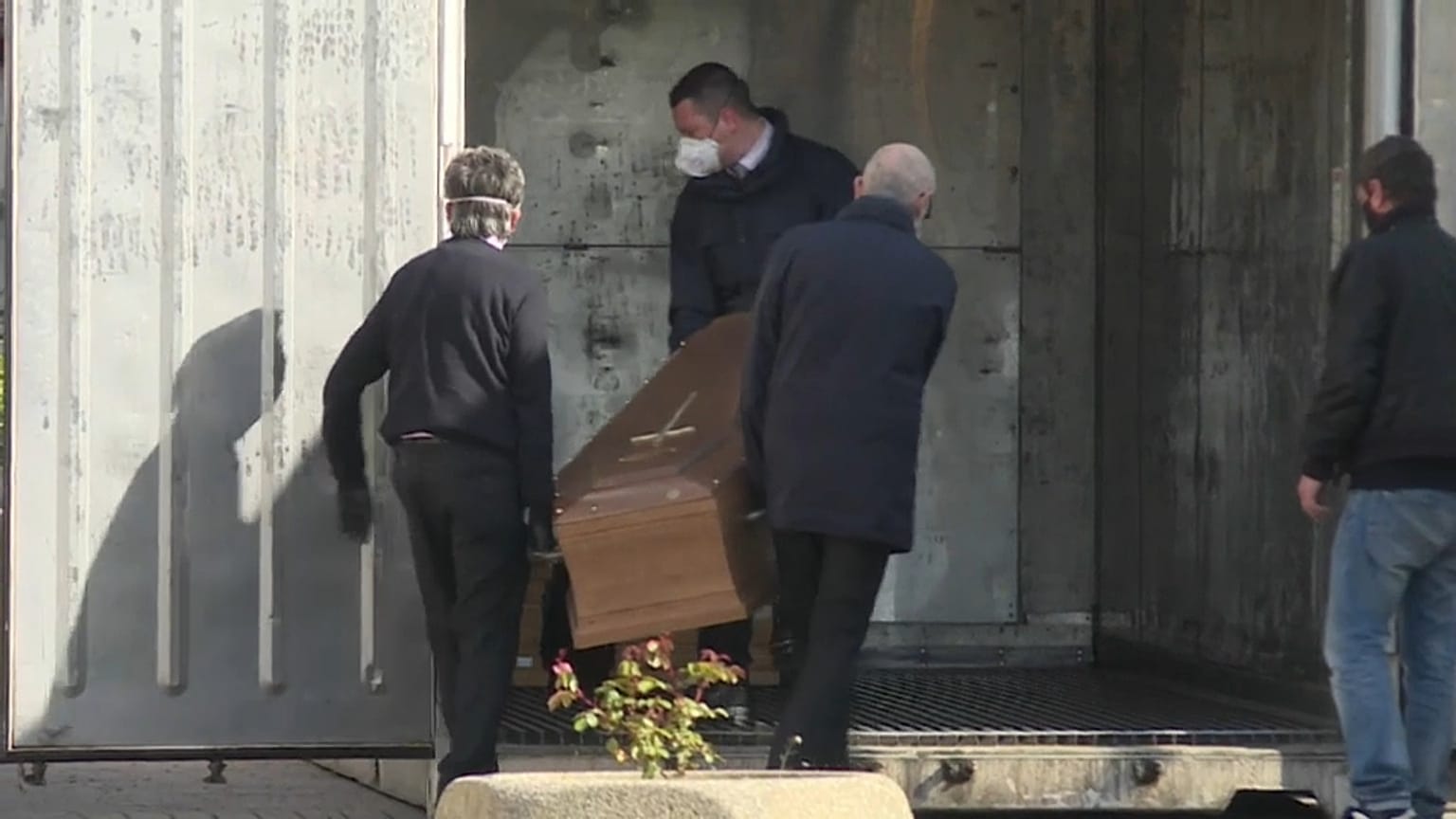 Coronavirus: container frigo per bare a Tortona, stop delle pompe funebri a Bergamo