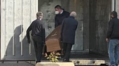 Coronavirus: container frigo per bare a Tortona, stop delle pompe funebri a Bergamo