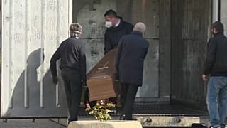 Coronavirus: container frigo per bare a Tortona, stop delle pompe funebri a Bergamo