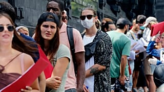 Tayland'da vizeleri için bekleyen turistler