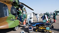 El personal prepara las camas de los pacientes franceses infectados con el coronavirus después de llegar en un helicóptero desde Metz, Francia